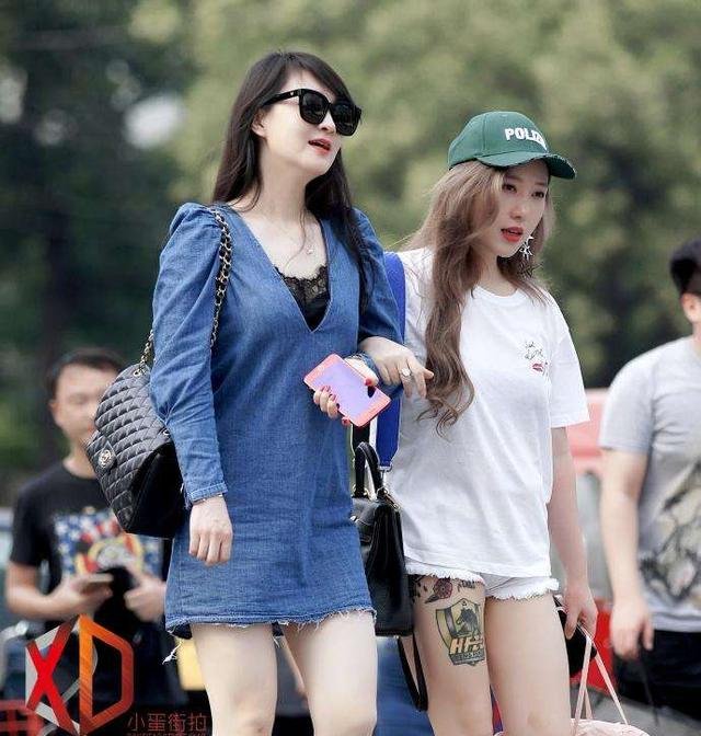 街拍美如画!中超美女老板文筱婷与母亲逛街被