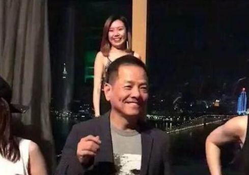 黑老大在牢里蹲了13年,妻子怎么做的?说出来你