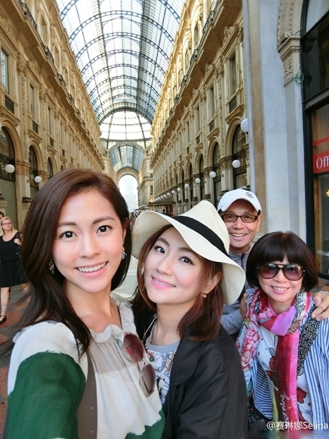 Selina一家四口赴欧洲旅游:家人的心贴近