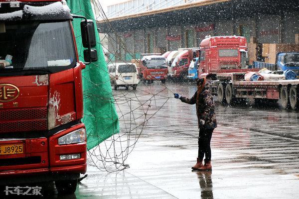 一个人一台车跑江湖,路上吃再多苦心里有家我