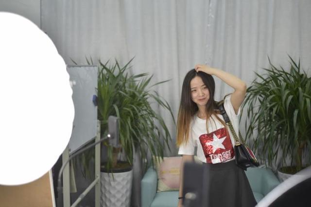 24岁跳舞姑娘,曾表情手绘,v姑娘时被骂图片,如聋哑放假pop酒吧图片