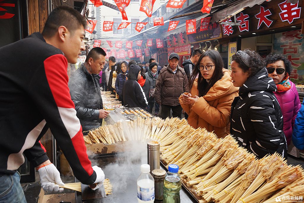 高清:劈柴院游客爆棚 你猜啥小吃人气最高