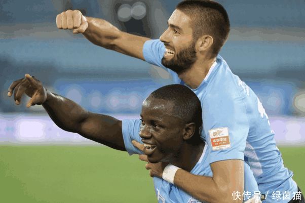 儿童也买票,中超比赛场外出现儿童一律全票入