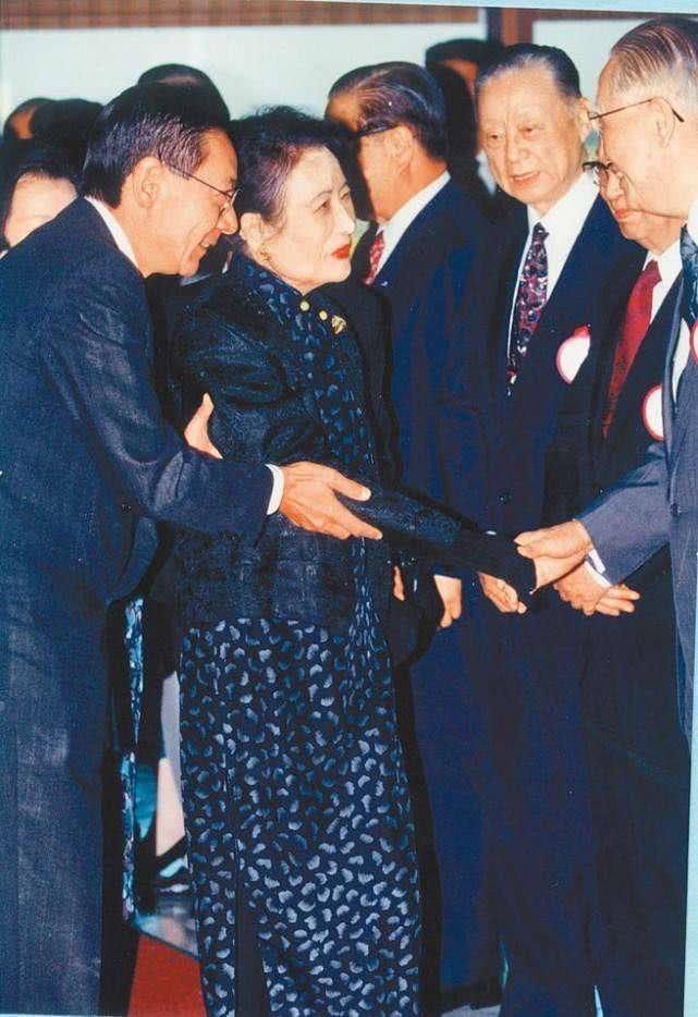 蒋介石有了情人,宋美龄直接给情人三样东西,蒋很生气但无可奈何