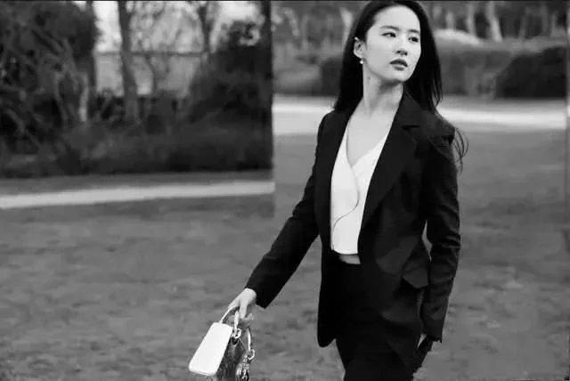 刘亦菲深夜被干爹强吻,大量不雅照曝出,网友三