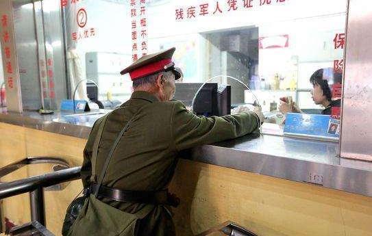 的警卫员,晚年为战友扫墓时,却意外发现自己的