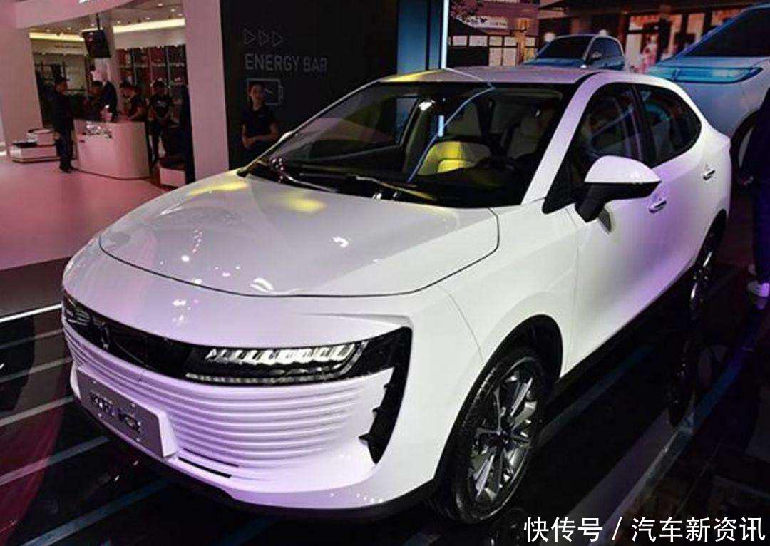 今年4月的北京车展,长城汽车发布的新能源品牌欧拉和R1、R2车型,凭借萌萌哒的外型给人留下了深刻地印象。8月又迎来喜讯:全新推出的国民小车纯电动紧凑SUV欧拉iQ即将C位亮相新能源SUV赛道! 1分钟读懂欧拉 汽车圈最不缺的就是话题,尤其是备受瞩目的新能源汽车,最引人瞩目的是长城跟国际豪华汽车品牌宝马联姻,建立合资企业光束,高调搅动新能源汽车风云。在MINI你好,我是ORA的贺电背后,是长城汽车战略转变至关重要的一步。 不同于广汽、北汽、吉利等品牌,直接将现有品牌名延伸为新能源品牌名,造了3