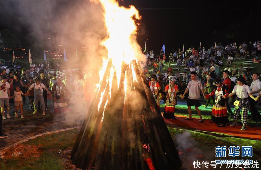 四川凉山火把狂欢夜满天星斗落人间 新濠天地国际开户