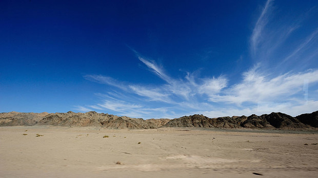 而是一种地质现象"戈壁"在维吾尔语里面就是"沙漠"的意思