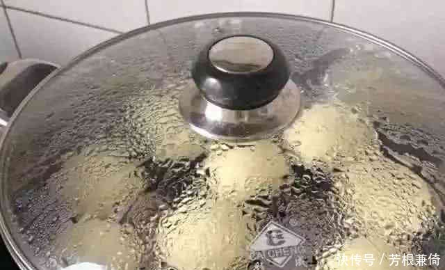 6个鸡蛋加上面粉,自己做的蛋糕,好吃不上火,还