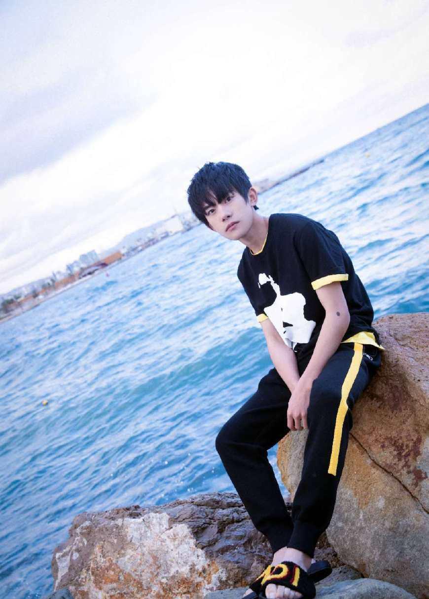 明星和自己的广告牌合影时:赵丽颖抬头仰望,易