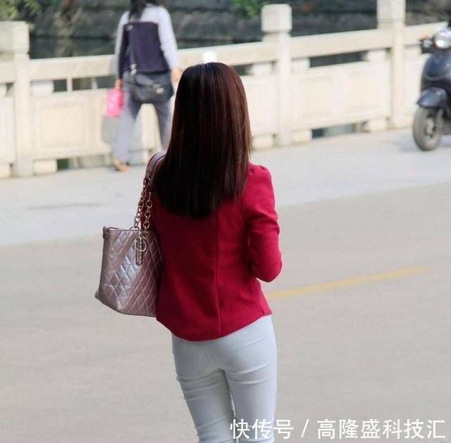 街拍 白色紧身裤搭配黑红粉外套, 背后看上去哪