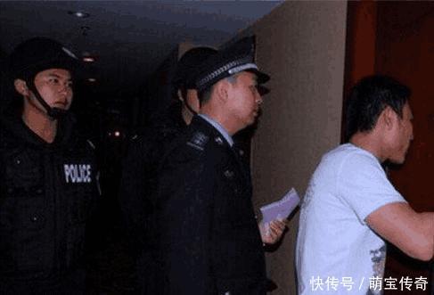 新婚夜老婆在洗澡，突然老婆手机响了一下，老公拿起一看内容立即