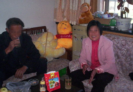 公公婆婆房间传出巴掌声,我买窃听器装下,听到