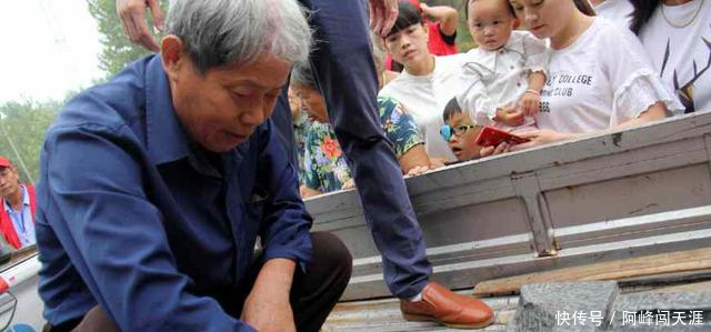 安徽芜湖志愿者千里送抗战英雄墓碑回故乡,73