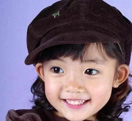都是从小美到大的童星,一个中国人一个韩国人