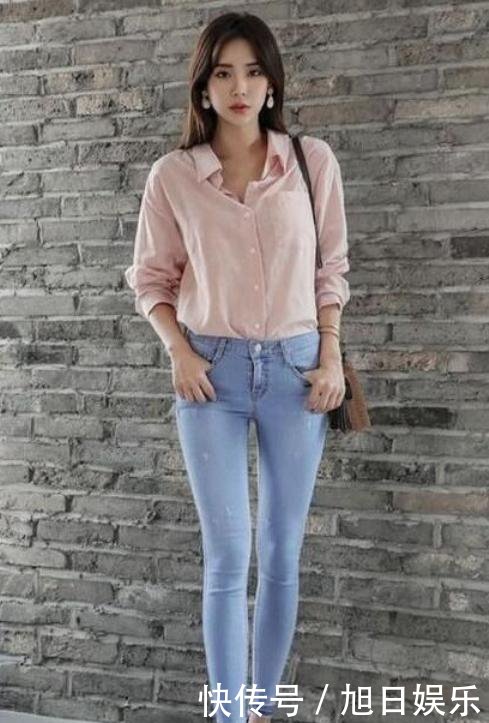 成都街拍紧身美女凹凸有致,病人美女搭配,走在一身医生色身材和图片