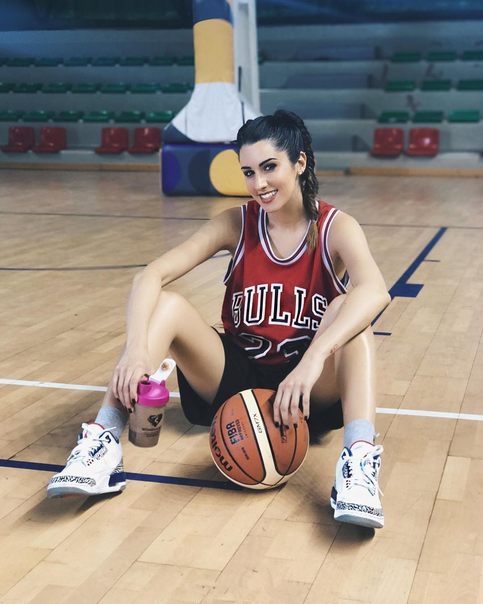 意大利真正篮球女神:高颜值好身材,兼职模特,还