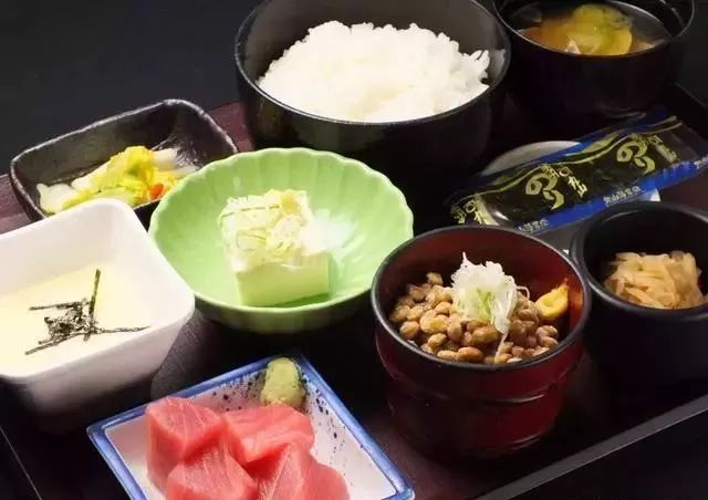 大家发现没,日本街头没有卖早餐的!