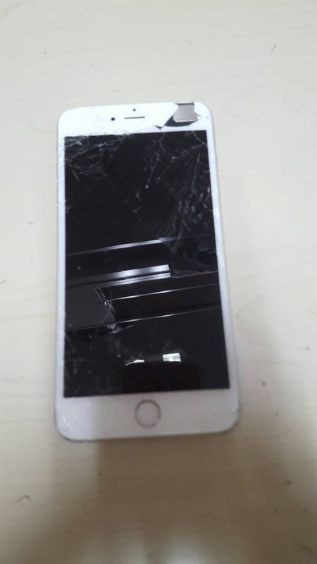 iphone6plus外屏坏了还有一小块屏幕掉了露出
