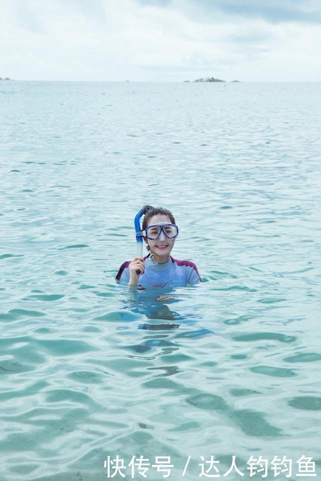 迪丽热巴慢游塞舌尔 庆祝学会游泳海边劈叉 比