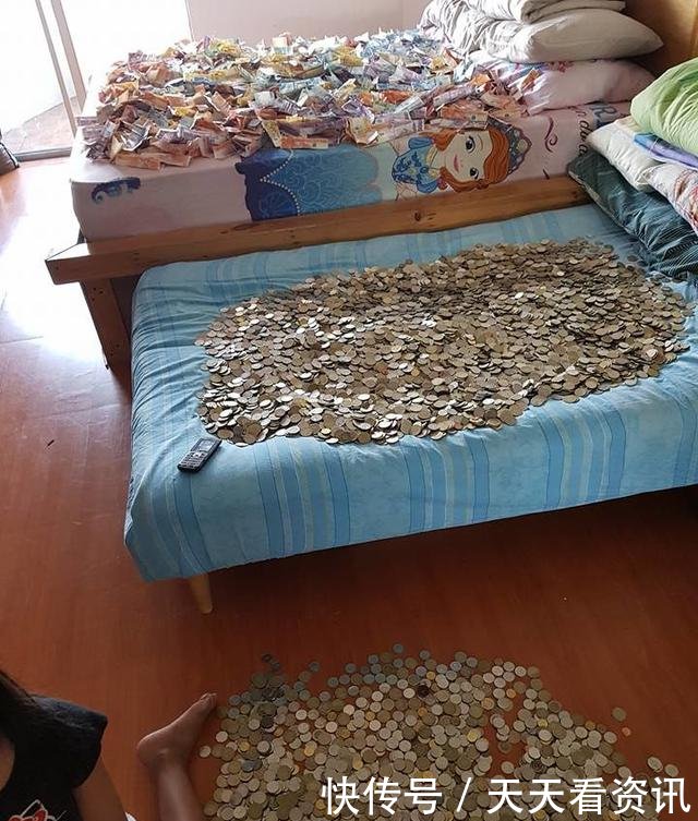 这对小夫妻用大储蓄罐存了一年的钱,然后画风