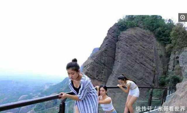 恐高还去挑战玻璃桥？ 游客们真是姿态百出！最后这位已经求饶了!