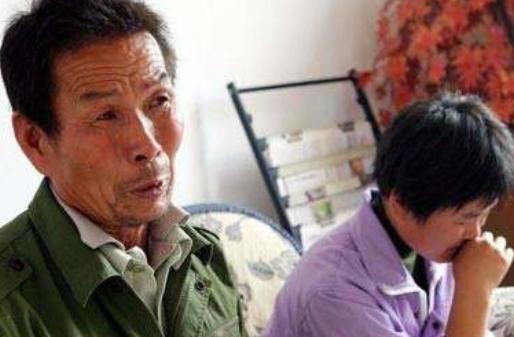 老汉收留傻女人3年,女人天天捡50块,老汉好奇跟踪,看见一幕傻