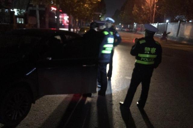 河北男子酒驾丢车逃跑装路人 突然跑出一女童