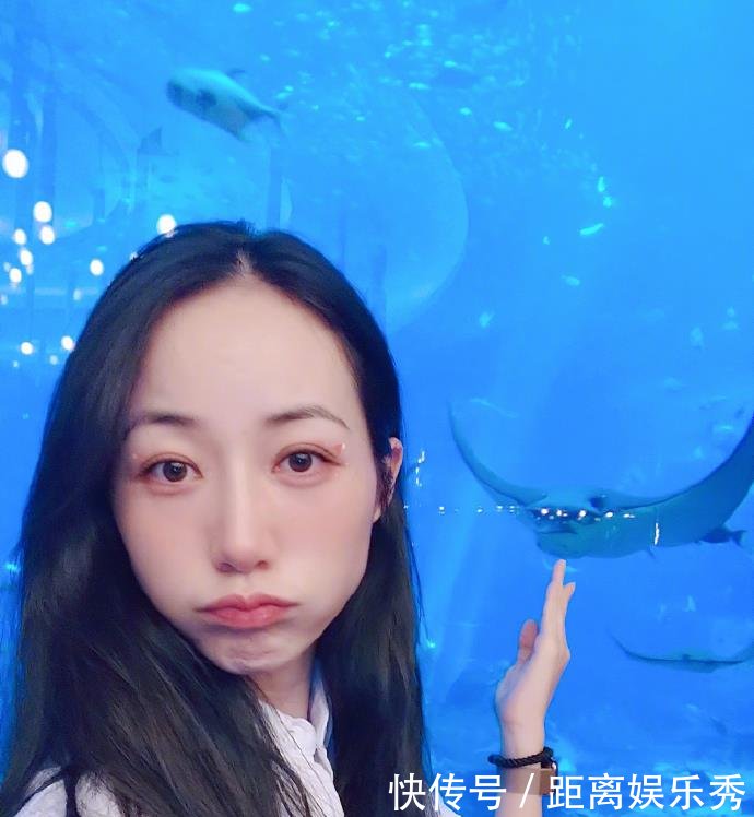 韩雪微博晒泳衣照,被粉丝大呼露太多,并亲自为