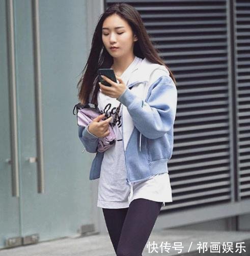 街拍外套身穿绒质黑色,搭配裙装美女,车模的丝白色性感美女裤v外套热的图片