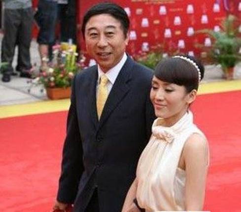 冯巩妻儿正面照终于曝光, 妻子难怪要藏30年！