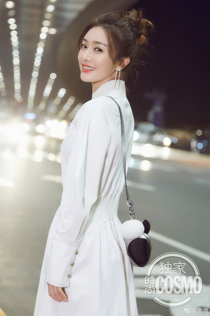 37岁的秦岚真的太美啦，白色连衣长裙出镜：美成18岁少女！