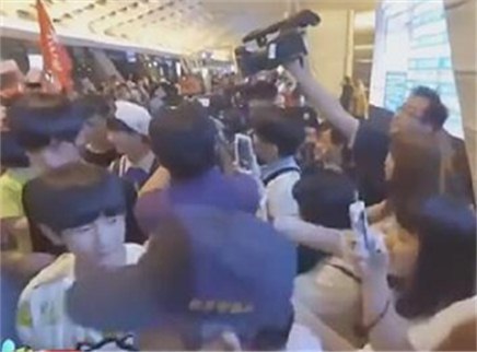娱乐急先锋 TFBOYS抵台千余粉丝接机