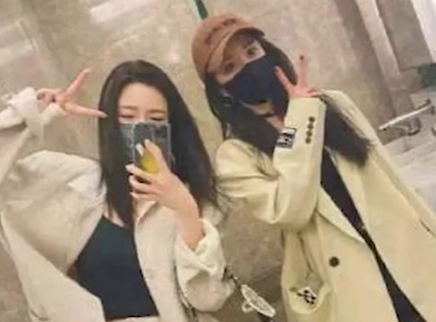 杨幂手提大包小包逛街被偶遇