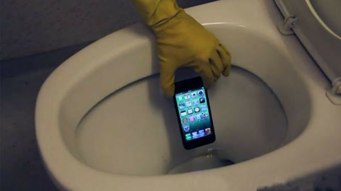 手机掉厕所 捞不捞？
