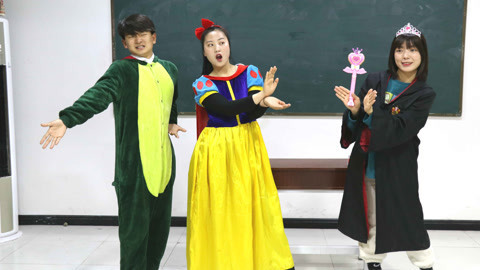 同学们学习初级魔法“风墙术”和“火球术”，联手能打败小美吗？