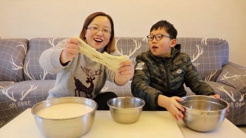 梁小轩和轩妈试吃各种美食 洗面做凉皮