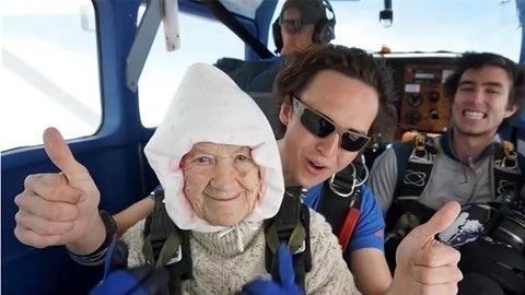 澳洲102岁奶奶玩高空跳伞, 真相十分感人..