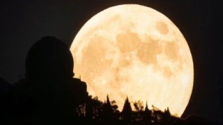 60年一遇！中秋遇上“超级月亮” 一起来看彩云追月