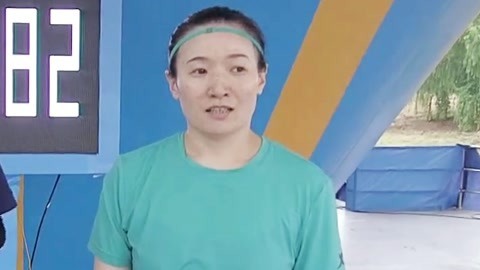 3队男女接力频频落水 绿色战队女生担重担获胜利