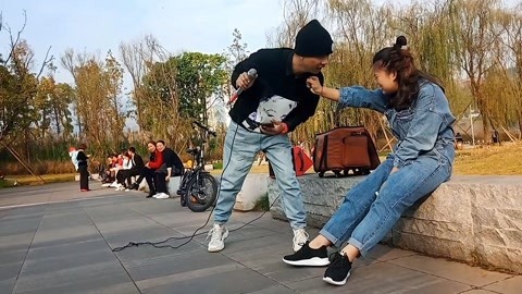 唱罢吹灯 唱歌就服公园小哥哥，一首情歌小姐姐感动哭，观众纷纷喝彩