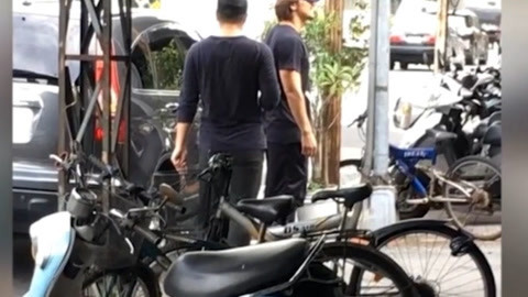 屏行星乐汇 满脸胡茬陪友人修车