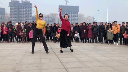 两个胖女人跳舞真稀罕招围观《黄衣姐姐汗流浃背》太卖力了
