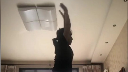 美女同学在家运动健身