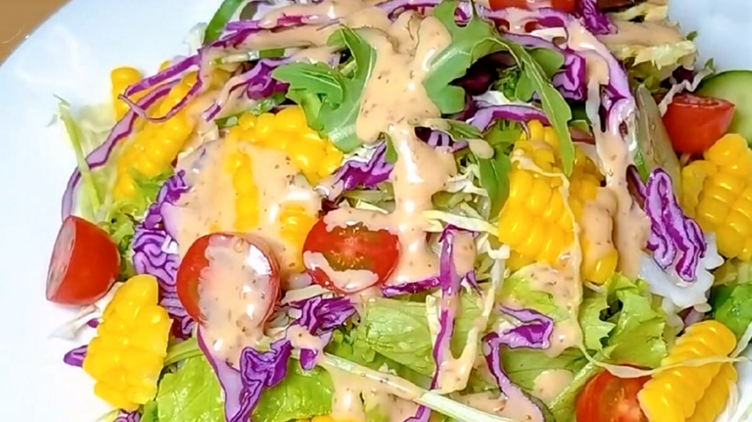 人气美食 夏日清爽蔬菜沙拉 玉米爽口有诀窍