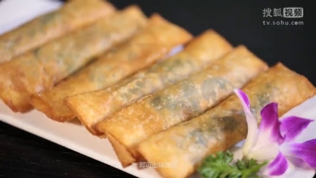 美&middot;食 南方过年一定会吃的油炸春卷，春卷皮薄而脆，吃起来特别香，简单几步你也能自己在家做