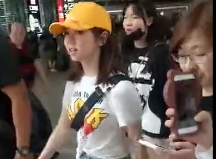 全民路透社 邓紫棋现身机场露小蛮腰