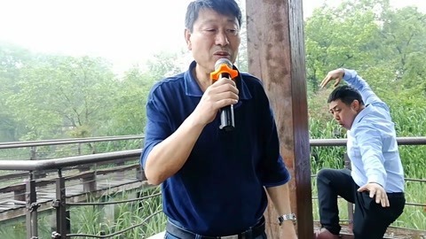 唱罢吹灯 大叔深情飙歌，没想到被老大爷KO,一曲西游记唱得霸气十足