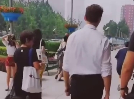 娱乐新鲜爆 陈伟霆超级苏的背影